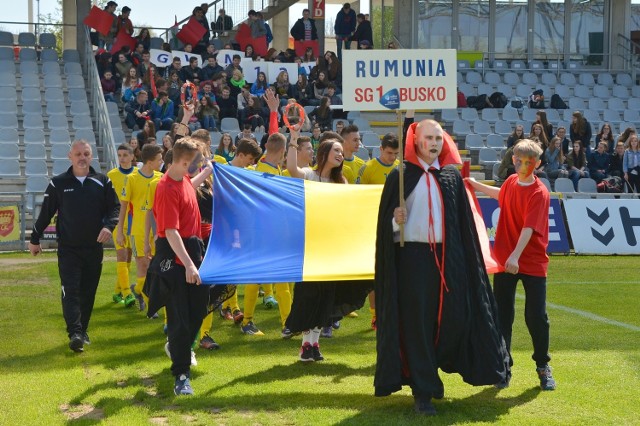 Tak podczas inauguracji turnieju dla gimnazjalistów prezentowała się Rumunia, czyli Samorządowe Gimnazjum numer 1 z Buska-Zdroju.