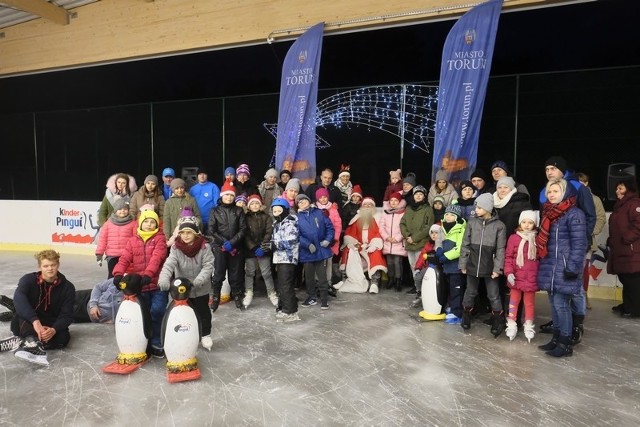 W czwartek 6 grudnia w Toruniu zorganizowano mikołajkową zabawę na sezonowym lodowisku Przy Skarpie. Była okazja, by za darmo pojeździć na łyżwach, zagrać w pokazowym meczu z hokeistami KS Energii Toruń, wziąć udział w konkursie rzutów karnych, zagrać w curling czy tańczyć podczas mikołajowej dyskoteki. Na lodzie zaprezentowali się także toruńscy żużlowcy. Dla tych, którzy dopiero zaczynają swoją przygodę z łyżwami, zawodnicy klubu AXEL Toruń poprowadzili lekcje pokazowe.Na lodzie pojawił się też Święty Mikołaj w towarzystwie elfów. Podczas całego wydarzenia nie zabrakło konkursów i animacji oraz zaproszeń na toruńskie lodowiska i baseny. LICZ SIĘ ZE ŚWIĘTAMI - MIKOŁAJ DO WYNAJĘCIA.