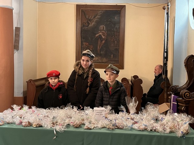 3 grudnia, podczas niedzielnych mszy w Kościele Parafialnym pod wezwaniem Św. Jakuba Apostoła w Opatowcu oraz w Kościele Parafialnym pod wezwaniem Nawiedzenia Najświętszej Marii Panny w Rogowie, zuchy i harcerze sprzedawali wykonane pierniczki i rękodzieło przygotowane przez pensjonariuszy Hospicjum w Busku-Zdroju