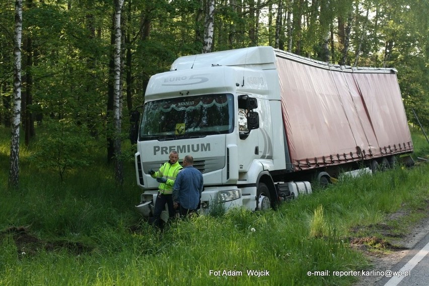 Ciężarówka w Sławoborzu zjechała do rowu.