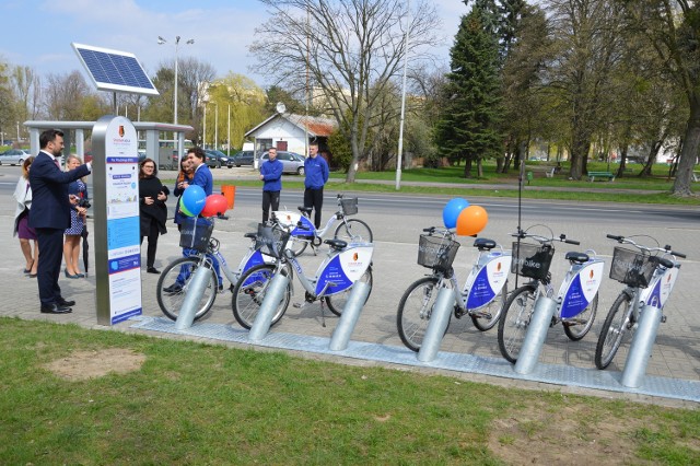 Uroczyste otwarcie publicznej stacji wypożyczania rowerów w Stalowej Woli na Placu Piłsudskiego przy Miejskim Domu Kultury, gdzie w sobotę odbędzie się gra terenowa.