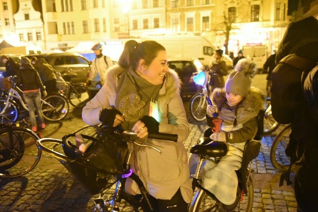 W sobotę przejechała przez Toruń ostatnia w tym roku Rowerowa Masa Krytyczna. Jej uczestnicy stawili się na Rynku Nowomiejskim Pod kocami, z psami, a przede wszystkim w czapkach.Listopadowy przejazd miał przypomnieć każdemu rowerzyście o obowiązku używania oświetlenia zwłaszcza w sezonie jesienno – zimowym. - Dni w tym okresie są krótkie, szybko zapada zmrok, a rano dłużej jest ciemno. Jadąc rowerem bez żadnego oświetlenia jest się niewidocznym dla innych uczestników ruchu. Dlatego warto zadbać o swoje bezpieczeństwo na drodze i zwiększyć komfort podróży - przestrzegają członkowie Stowarzyszenia Rowerowy Toruń. - Pamiętajcie białe lub żółte światło z przodu, czerwone z tyłu. Można światełka ustawić w tryb migający, wtedy baterie wystarczą na dłużej, a Was widać będzie jeszcze lepiej!Trasa listopadowej Rowerowej Masy Krytycznej miała około 13 km.Czytaj także: Prokuratura bada sprawa zderzenie trzech tramwajów w Toruniu [ZDJĘCIA]