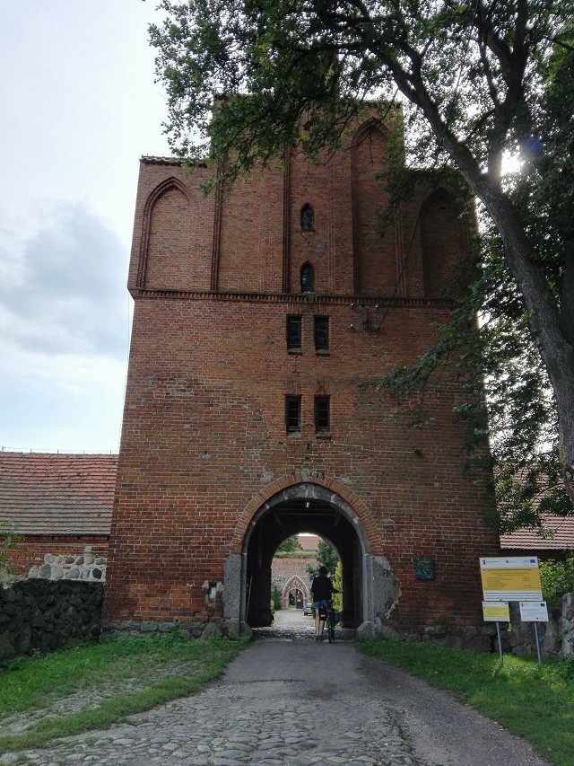 Obowiązkowym przystankiem na szlaku powinien być Zamek Bierzgłowski. Nazwa miejscowości określa, co w niej zobaczymy. Można tam bowiem  obejrzeć średniowieczny zamek krzyżacki, w którym działa Diecezjalne Centrum Kultury.