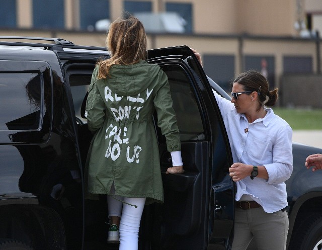 Napis na płaszczu Melanii Trump: „I really don’t care, do u?” („Naprawdę mnie to nie obchodzi, a ciebie?”)