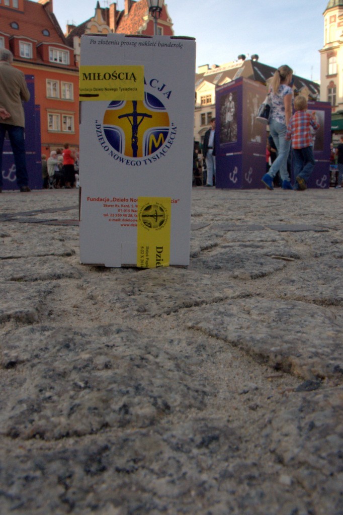 Dzień Papieski we Wrocławiu. Zbierają pieniądze dla uzdolnionej młodzieży (ZDJĘCIA)
