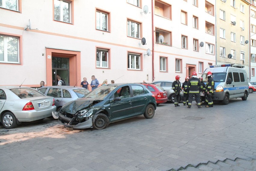 Wypadek na Gajowej. Peugeot staranował sześć aut 