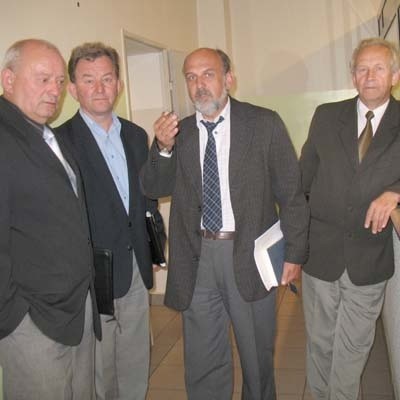 Szprotawscy radni &#8211; (od lewej) Zbigniew Teller, Marian Bagiński i Zdzisław Wilczyński - są zbulwersowani taką decyzją starostwa. Drugi z prawej Jerzy Rodak ze starostwa.