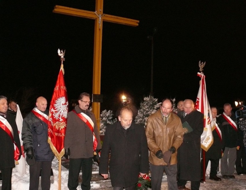 Składanie wieńców od krzyżem przy Bramie Nr 3 Huty Stalowa...