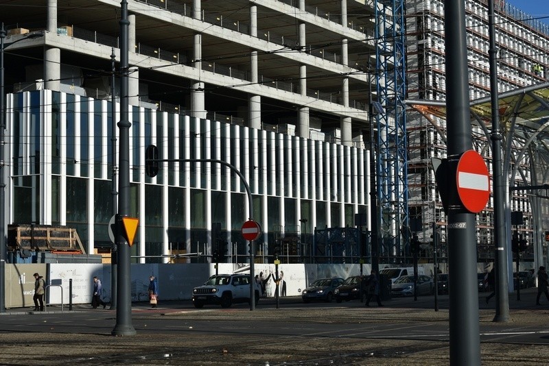 Konstrukcja kompleksu Hi Piotrkowska znika za zewnętrzymi ścianami
