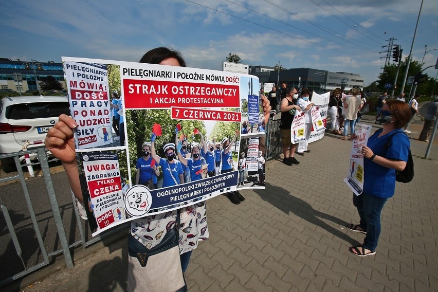 Protest pielęgniarek przed USK przy ulicy Borowskiej we...