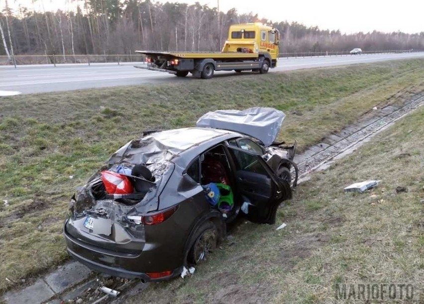 Groźny wypadek na autostradzie A4. Dachował samochód z 5-osobową rodziną z Ukrainy