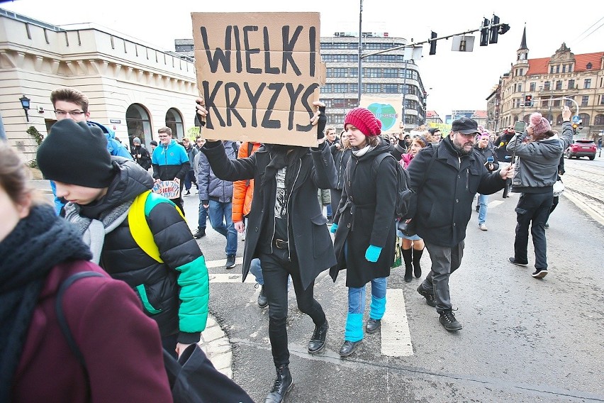 Młodzieżowy strajk klimatyczny w centrum Wrocławia. Uczniowie przeszli Świdnicką (ZDJĘCIA)