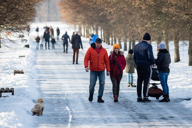 Zakład Analiz Meteorologicznych i Prognoz Długoterminowych Centrum Modelowania Meteorologicznego IMGW-PIB przygotował eksperymentalną prognozę długoterminową temperatury i opadu na listopad 2021 r. – styczeń 2022.Pomimo coraz większej mocy obliczeniowej superkomputerów i szerokiej wiedzy o procesach pogodowych. wciąż nie można uniknąć błędów i różnic w prognozach na tak długi okres w przyszłość. Szczegóły na kolejnych slajdach --->