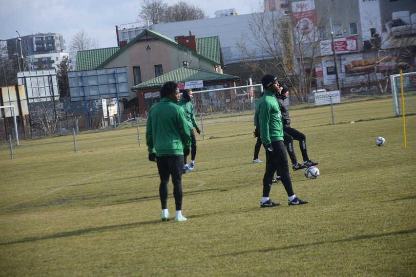 Czwartkowy trening piłkarzy Radomiaka. Trener Dariusz Banasik zapowiada trzy zmiany w składzie na mecz z Wartą Poznań (Zobacz zdjęcia)