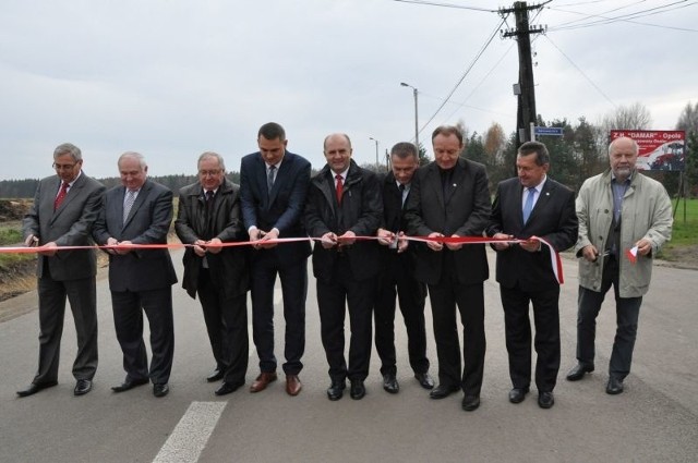 Zarząd Dróg Wojewódzkich w Opolu zakończył remont kilku odcinków dróg koło Olesna: DW nr 494 Szumirad -Chudoba oraz w Wędryni, a także  DW nr 487 Olesno-Boroszów. Na zdjęciach otwarcie drogi w Boroszowie.