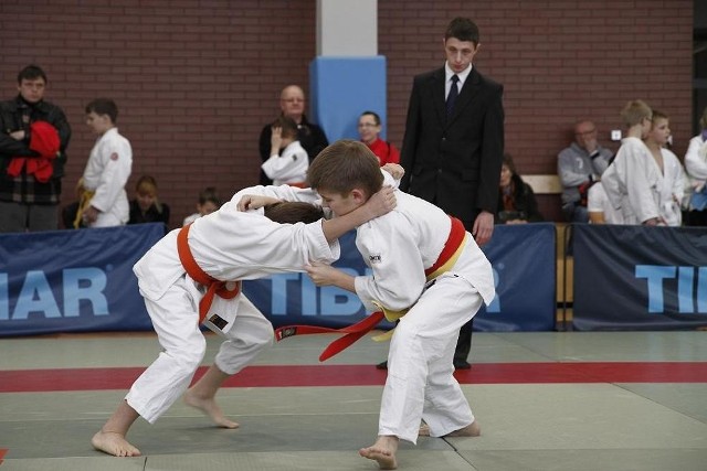 Młodzi adepci judo walczyli z wielkim zaangażowaniem