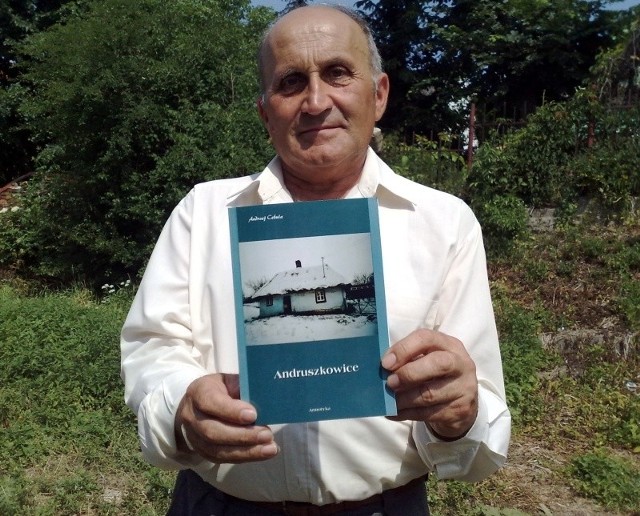 Andrzej Cebula pokazuje książkę o Andruszkowicach, swojej rodzinnej miejscowości, której jest autorem.