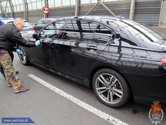 Natychmiastowa reakcja na informację pozwoliła odzyskać BMW przywłaszczone w Niemczech i zatrzymać do wyjaśnienia 33-letniego obywatela Rosji. Pojazd o wartości prawie 500 tys. zł został zabezpieczony na policyjnym parkingu, a sprawą 33-latka zajmą się specjaliści z wydziału do walki z przestępczością samochodową Komendy Stołecznej Policji / Fot. Policja.pl