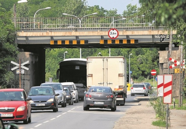 Przed wiaduktem kierowcy jadący ul. Bardzką muszą zjechać z dwóch na jeden pas. Przejazd zostanie poszerzony