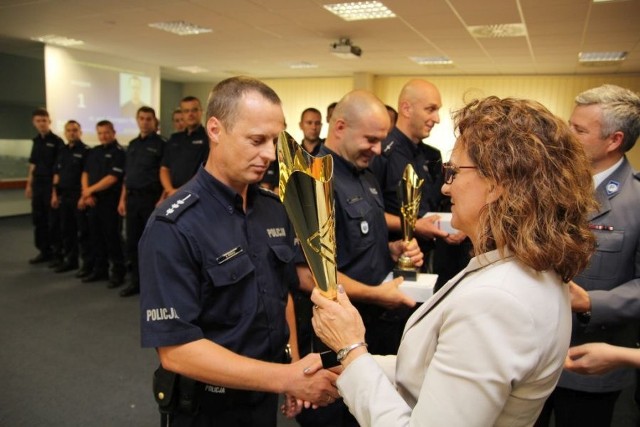 Gratulacje od wojewody świętokrzyskiego Agaty Wojtyszek przyjmuje starszy aspirant Grzegorz Makuła z Komendy Powiatowej Policji w Staszowie.
