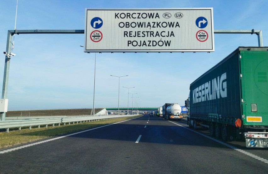 Ciężarówki przy MOP-ie Hruszowice na autostradzie A4.