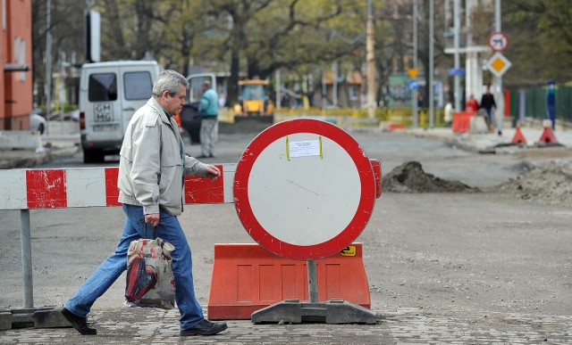 Cała stara nakładka bitumiczna zostanie sfrezowana. Przy tej okazji wszystkie pokrywy studni kanałowych i wpustów deszczowych zostaną uregulowane tak, by po położeniu nowej nawierzchni ani nie wystawały, ani nie zapadały się.