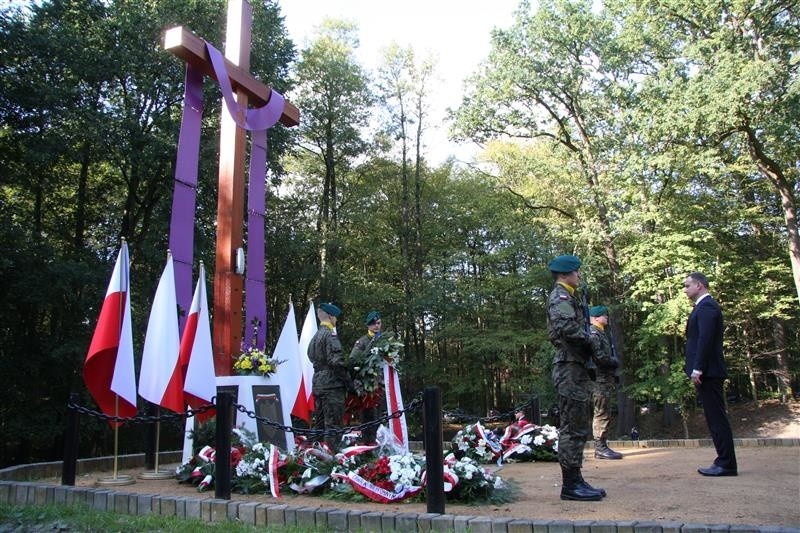 W lesie pod Barutem prezydent Andrzej Duda złożył kwiaty na...