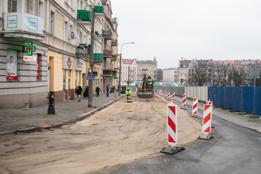 Poznań: Rozpoczęło się przesadzanie drzew i krzewów na Łazarzu. 12 drzew trafi do parku Kasprowicza, ale po przebudowie przybędzie ich 50