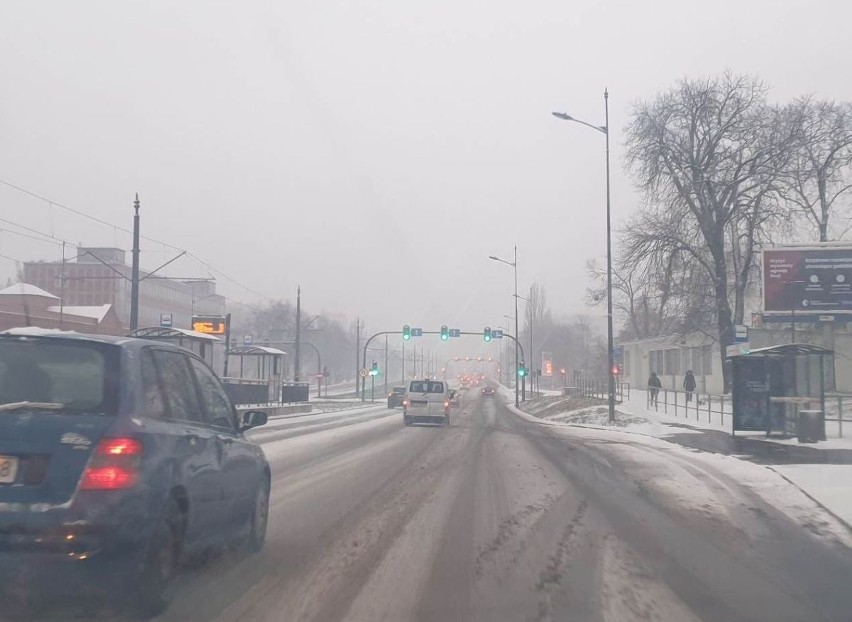 Śnieg znów zaskoczył w Łodzi drogowców. Od rana jezdnie bardzo śliskie ZDJĘCIA