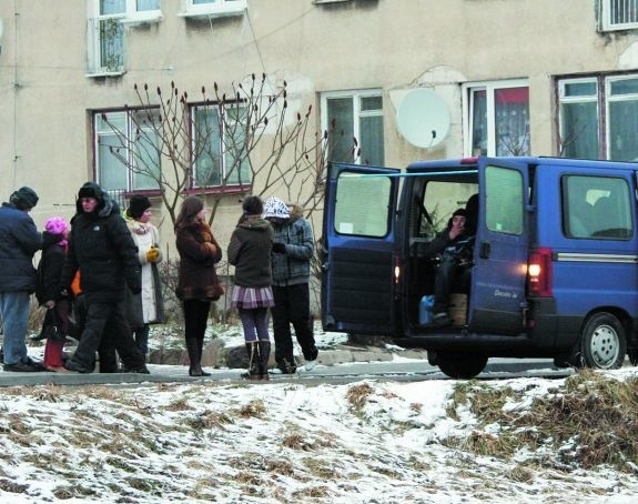 Operator kamery, chroniąc się przed mrozem, filmował z samochodu. Wśród mieszkańców jednak atmosfera była gorąca, bo debiutowali w roli aktorów.