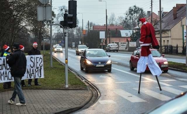 Ludzie z Miedzynia, Wilczaka, Jarów, Prądów walczą o remont  Nakielskiej - bardzo ważnej miejskiej ulicy.  Na razie walczą na wesoło, z gwiazdorkiem...