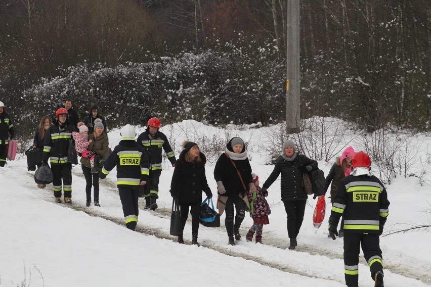 Tragiczny wypadek na przejeździe kolejowym w gminie Sobków. Nie żyją dwie osoby