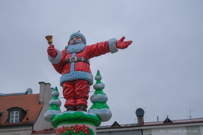 Karuzela z reniferowymi gondolami na Rynku Kościuszki w...