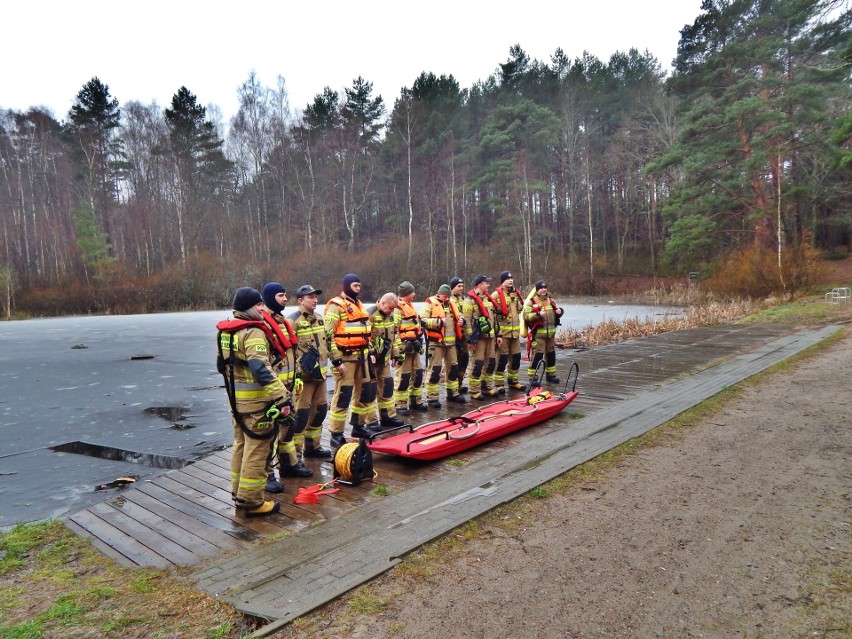 Ćwiczenia wodno-lodowe strażaków z JRG w Ustce i straży...