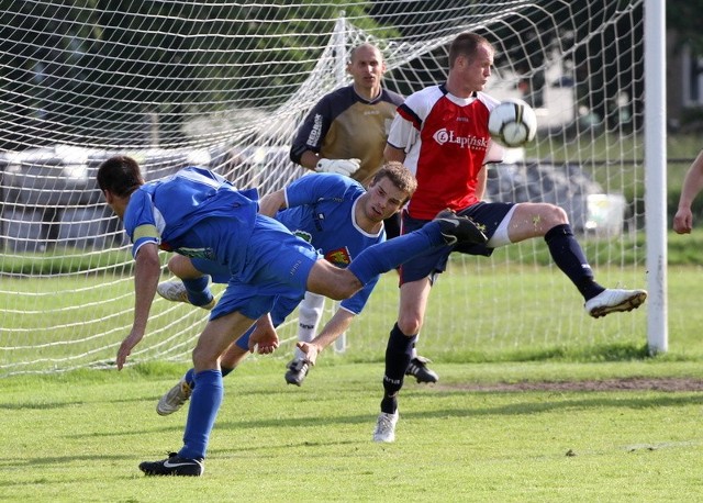 Dwa tygodnie temu Sokół (niebieskie stroje) i Pogoń spotkały się w meczu o ligowe punkty. Sokółczanie wygrali 1:0.