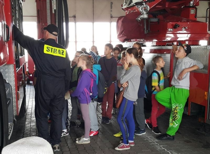 W poniedziałek dzieci odwiedziły Państwową Straż Pożarną,...