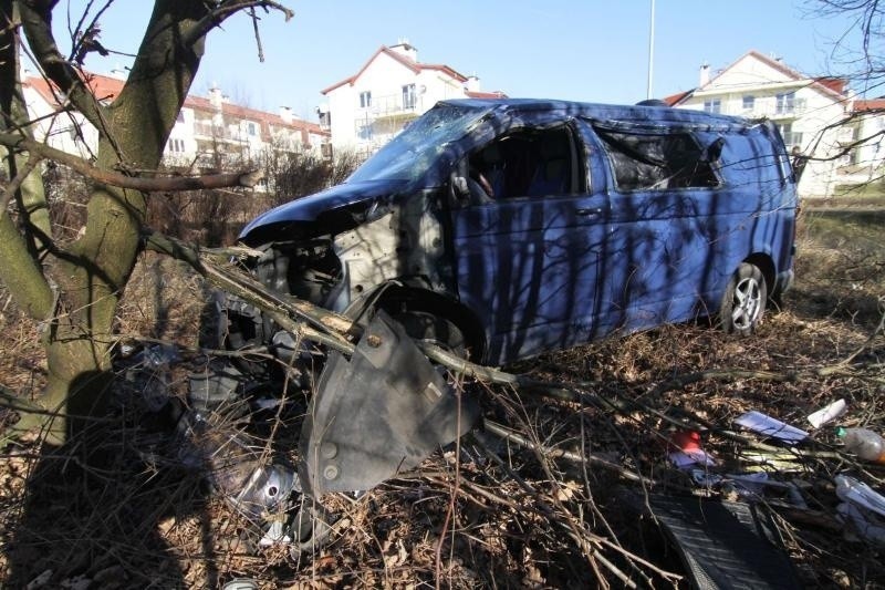 Wrocław: Wypadek na ul. Królewieckiej. Karawan wpadł do rowu (ZDJĘCIA)