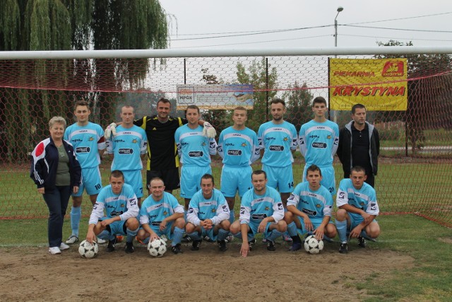 Tak prezentował się zespół Iskry w 2012 roku.  W górnym rzędzie (pierwsza z lewej) prezes klubu Barbara Gajda