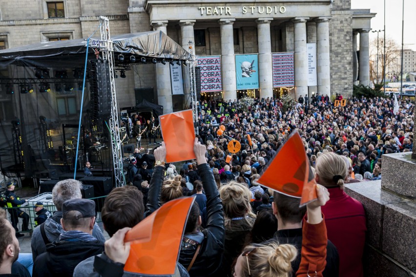 Strajk nauczycieli 2019. Warszawa: Artyści dla nauczycieli...