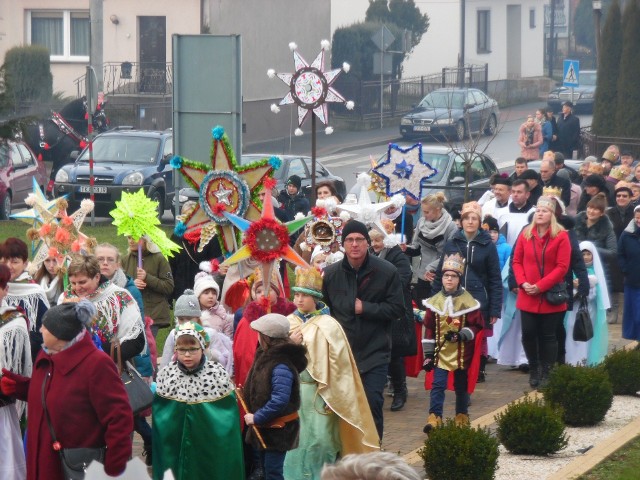 W Skalbmierzu po poświęceniu kredy i kadzidła - w koronach na głowie - wszyscy ruszą w barwnym orszaku w stronę kościoła parafialnego na mszę świętą - tak było rok temu.