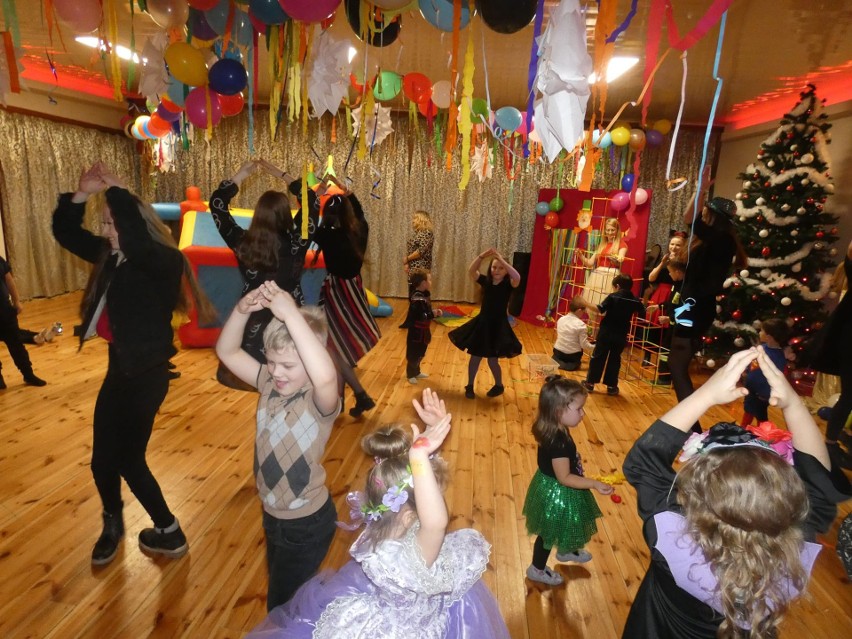 Bal Karnawałowy dla dzieci w Łopusznie na rozpoczęcie ferii zimowych. Były tańce, zabawy i słodki poczęstunek. Zobacz zdjęcia