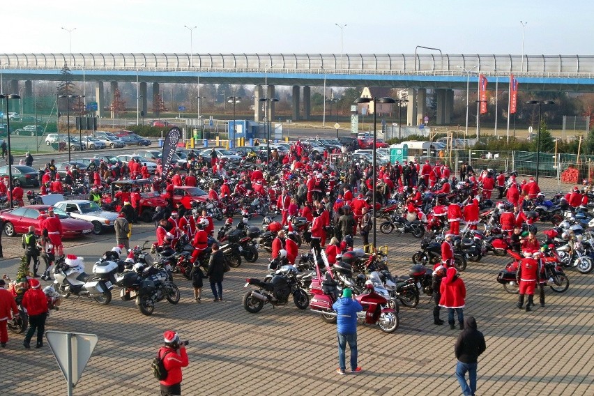 Pół tysiąca motocyklistów w stroju Mikołaja przejechało...