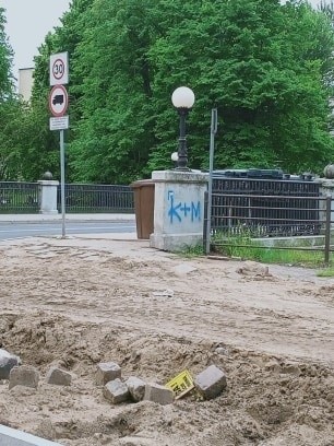 Wandal na ul. Szarych Szeregów. Zniszczona elewacja 