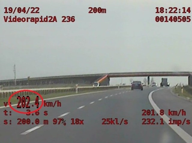 Kierowca mercedesa w Czewujewie jechał ponad 200 km/h.