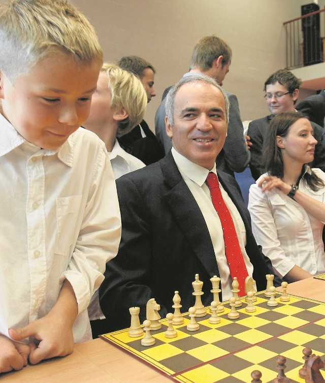 Garri Kasparow, który w 2012 roku odwiedził Dolny Śląsk, przekonywał, że dzieci grające w szachy lepiej się rozwijają