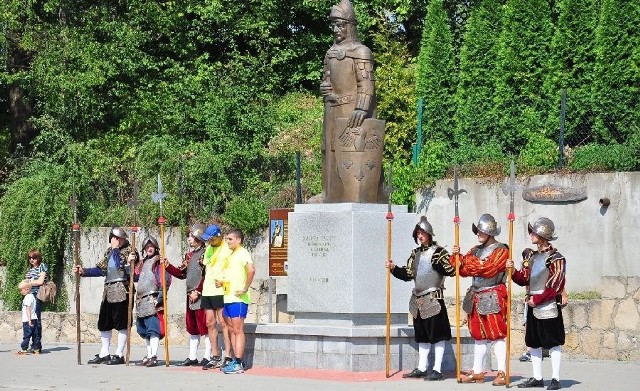 Sandomierscy rycerze zaciągnęli wartę przy pomniku Zawiszy Czarnego .