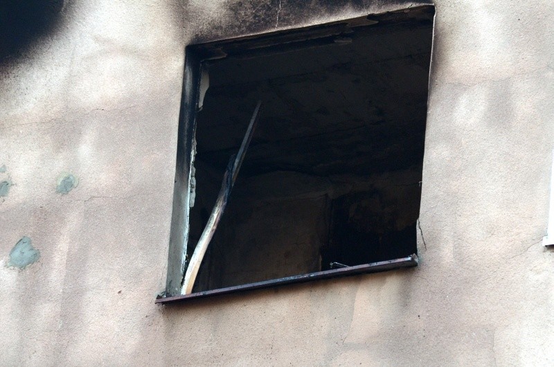 Pożar bloku w Ostrowcu. Zginął człowiek