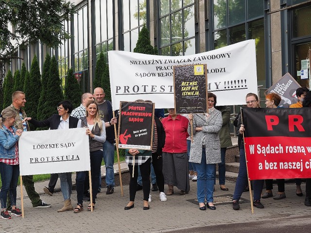 Ponad 20 pracowników sądowych protestowało w środę 1 września przed siedzibą Sądu Rejonowego dla Łodzi  Widzewa przy ul. Kopcińskiego.