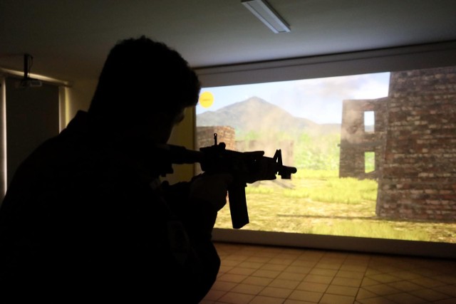 Na strzelnicach wirtualnych używane są repliki broni wyposażone w siłowniki pneumatyczne, imitujące odrzut, jak w przypadku ze strzelania z pistoletu na amunicję ostrą