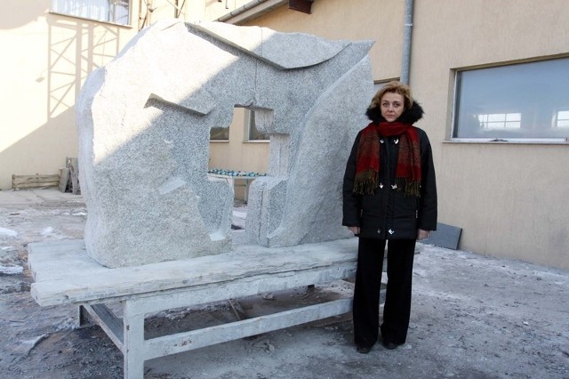 Monika Staniszewska szefowa firmy kamieniarskiej Gran-Mos z Makowa pod Skaryszewem prezentuje niedokończony jeszcze pomnik ku czci poległych pilotów białoruskich.